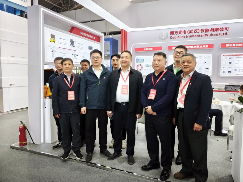 湖北省環境保護產業協會會長到訪四方儀器展臺交流(1).png